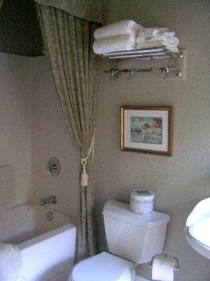 private bathroom with tub shower - lodging close to Yosemite National Park