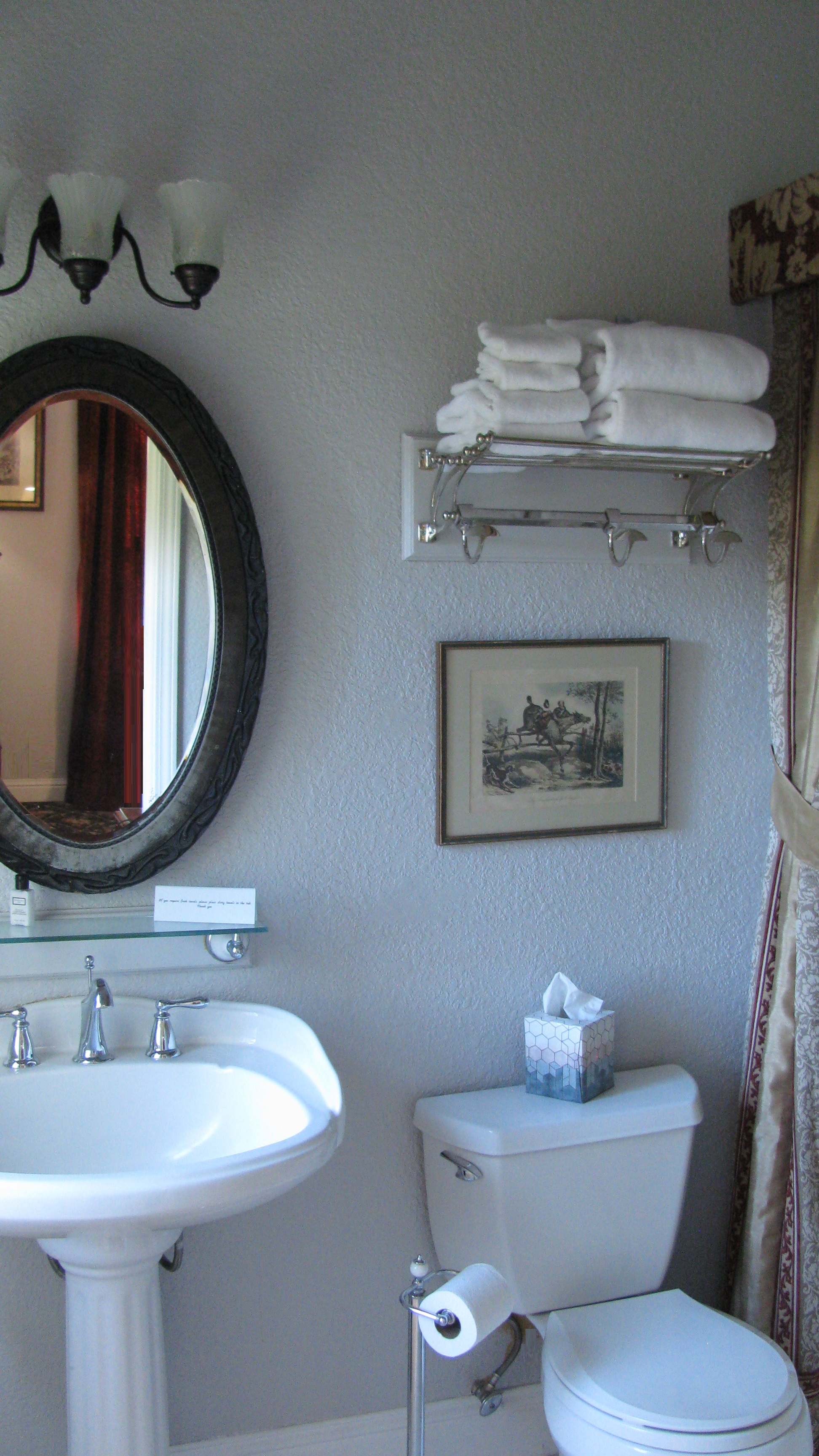 private bathroom with tub shower - bed breakfast close to Yosemite National Park