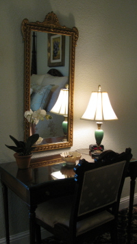 4 poster country queen bed (reflected in vanity mirror)