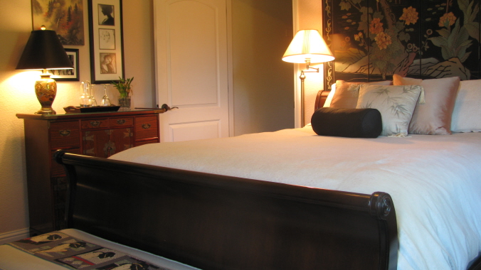 sleigh queen bed (door to private bath)