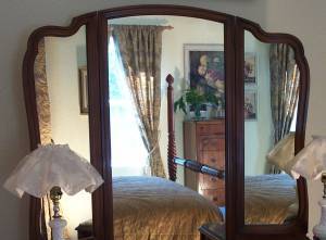 4 poster country queen bed (door to private bath)