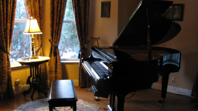 parlor grand piano - lodging near Yosemite National Park